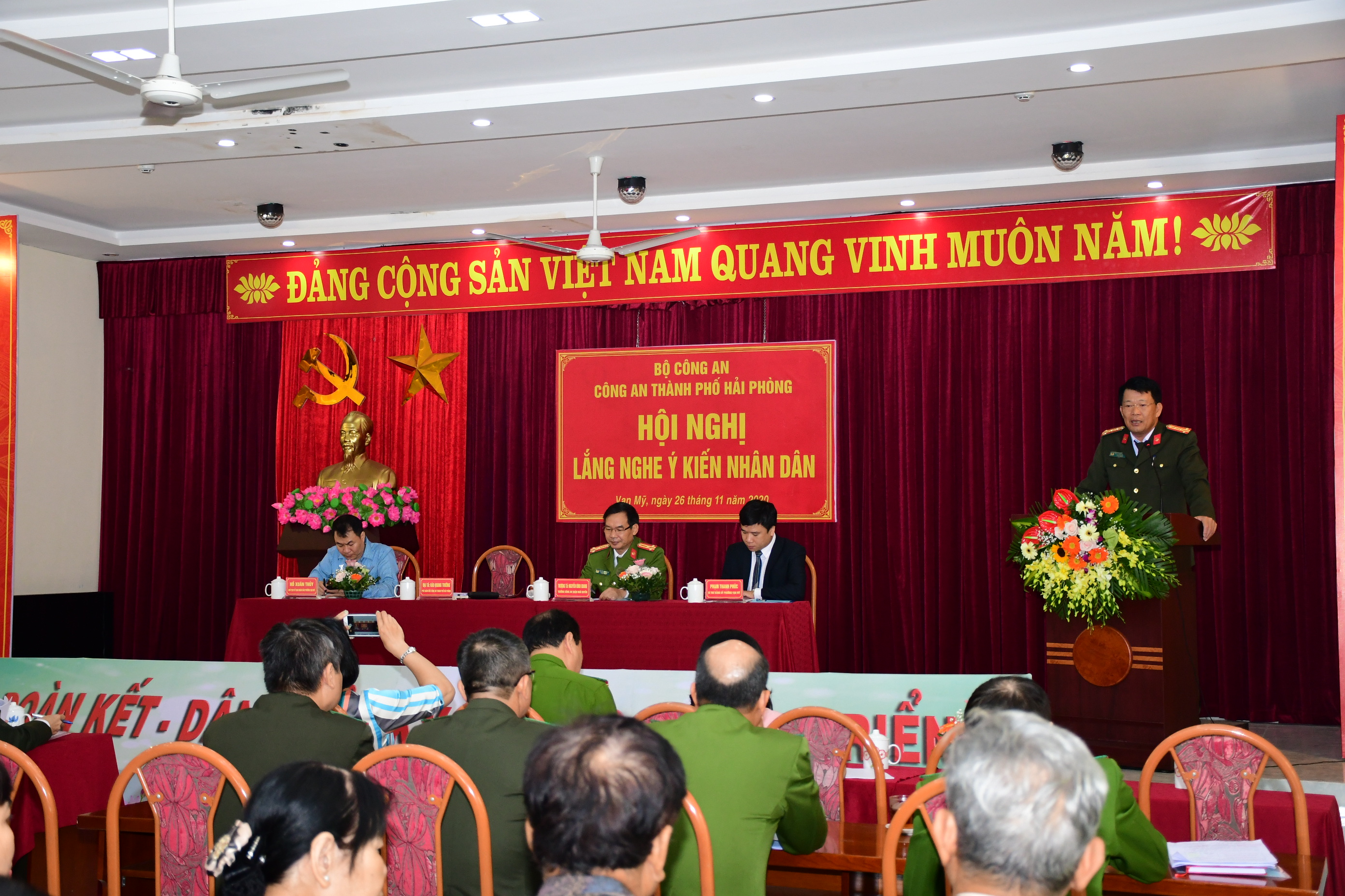 Đại tá Đào Quang Trường-Phó Giám đốc CATP lắng nghe ý kiến nhân dân về lực lượng Công an cơ sở tại phường Vạn Mỹ (quận Ngô Quyền)